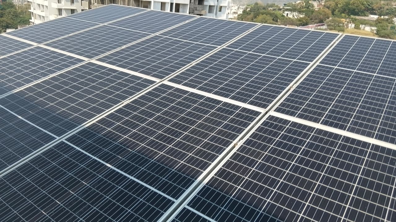 Uniformly cleaned 20 kW rooftop solar array