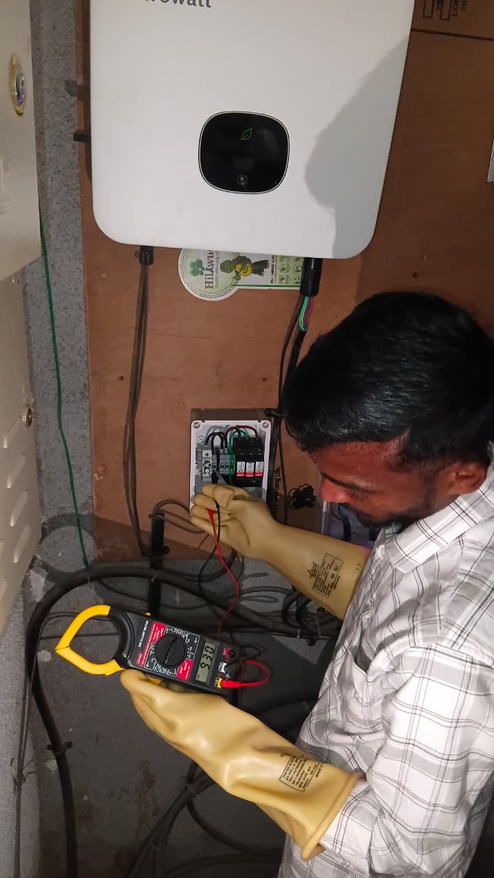 Electrical testing of Growatt inverter with True-RMS clamp meter